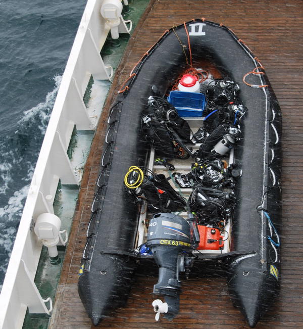 Das Zodiac mit der Tauchausruestung bei Eisregen (Bild von Gunther Herrmann)